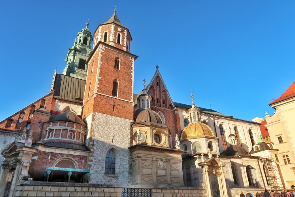 Picture of the side of Wawel Castle, in Krakow, Poland. We can see the pointy roofs and domes of the Cathedral.